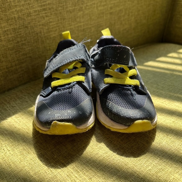 Cat & jack sneakers - Picture 2 of 5